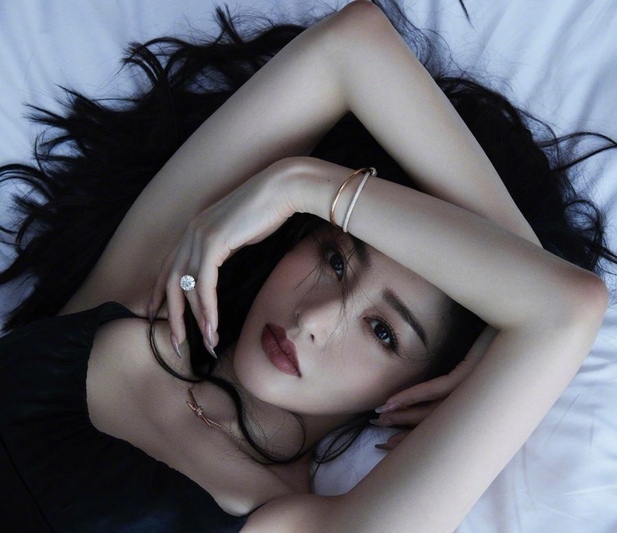 Female star Zhang Tianai stands on the windowsill with two long legs(5/6)