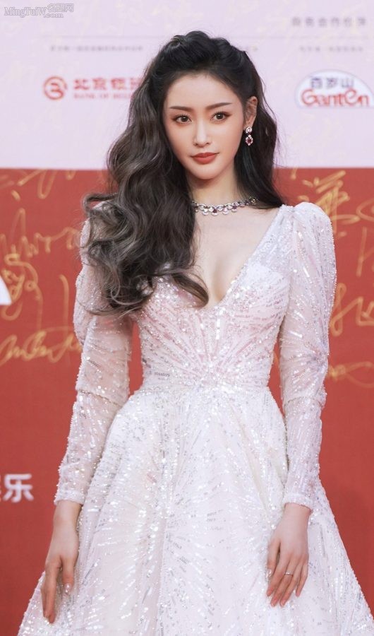 北京国际电影节张天爱深V礼服胸怀广阔(2/8)
