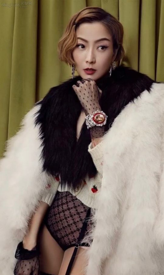50岁女歌星郑秀文杂志写真穿吊带丝袜(2/7)