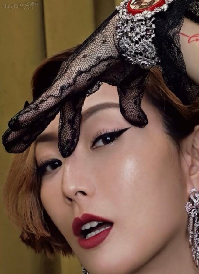 50-year-old female singer Sammi Cheng wears suspenders and pantyhose in magazine photos(4/7)