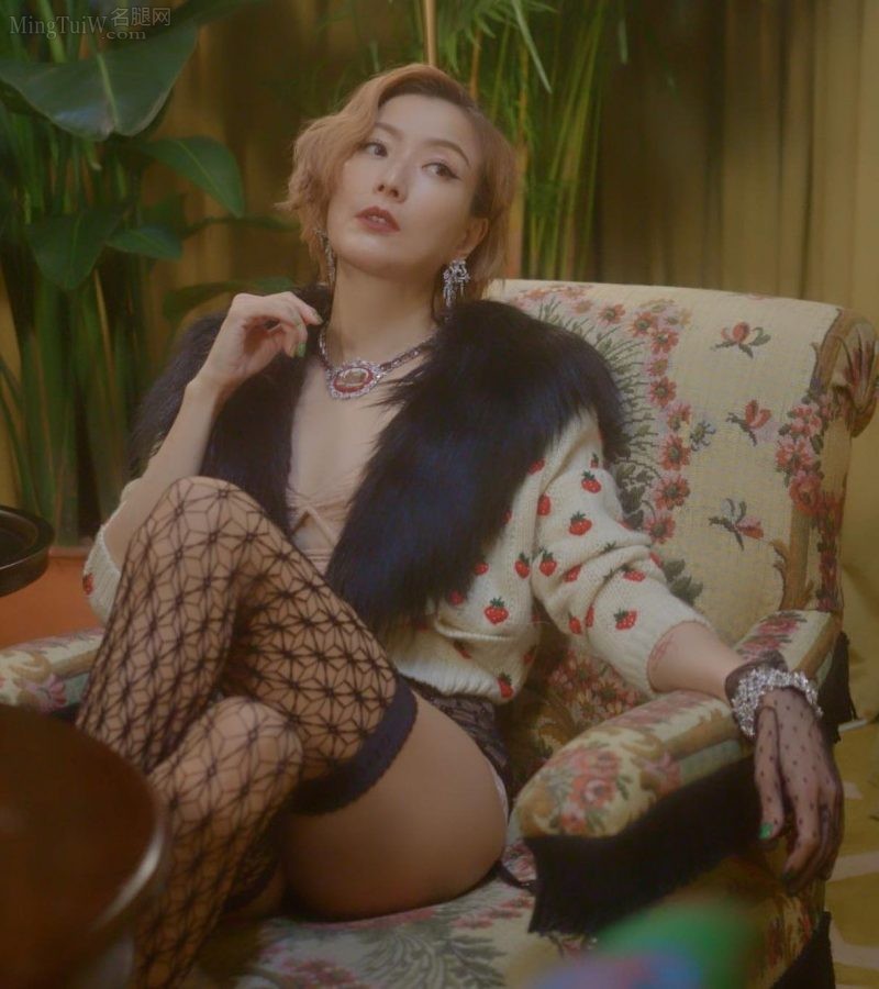 50岁女歌星郑秀文杂志写真穿吊带丝袜(7/7)