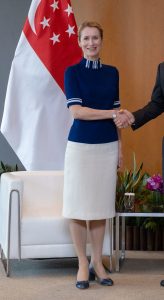 爱沙尼亚美女总理Kaja Kallas出国访问时的丝袜高跟
