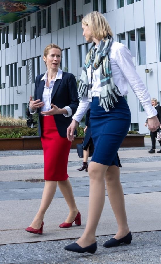 Estonian Prime Minister Kaya Karas wears pantyhose and red heels for an interview(12/14)