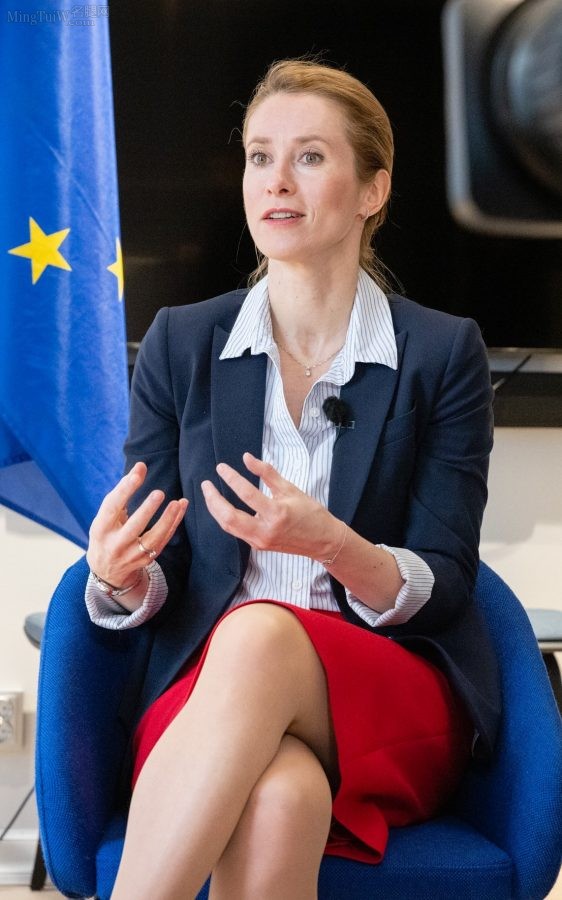 爱沙尼亚总理卡娅·卡拉斯腿穿肉丝袜配红高跟接受采访（第2张/共14张）