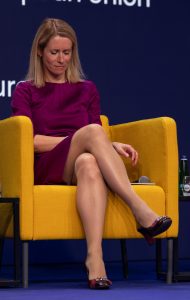 Kaja Kallas在一次峰会上翘起肉丝袜美腿
