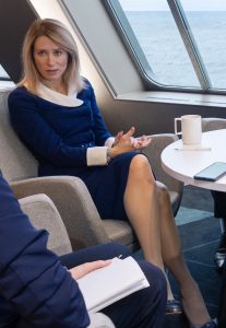 爱沙尼亚女总理卡娅·卡拉斯穿丝袜高跟翘二郎腿