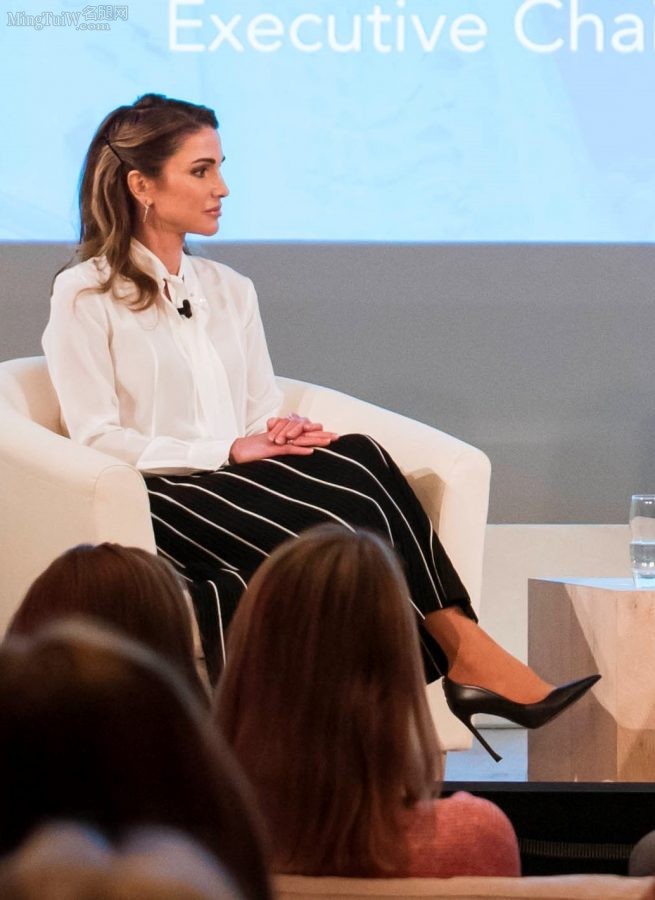 Queen Rania出席论坛活动时穿丝袜配尖头高跟翘脚（第2张/共4张）