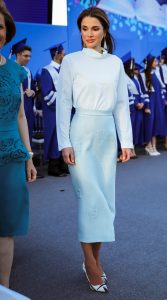 Queen Rania穿一条淡雅蓝色长裙，脚穿肉丝配尖头高跟参加活动