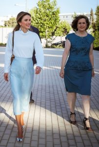 Queen Rania穿一条淡雅蓝色长裙，脚穿肉丝配尖头高跟参加活动