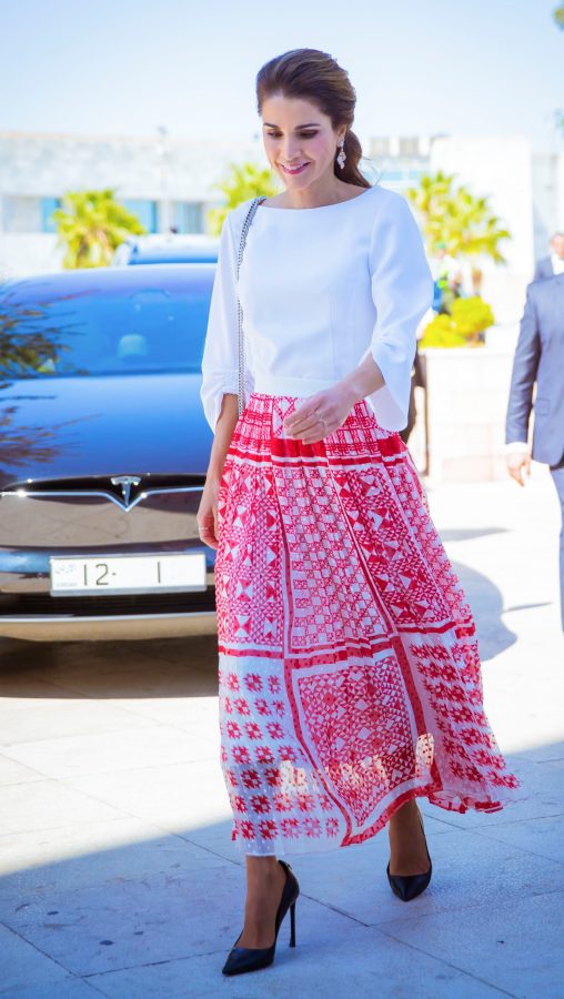 约旦王后拉尼娅（Queen Rania）长裙里穿肉丝踩尖头细高跟外出（第1张/共4张）