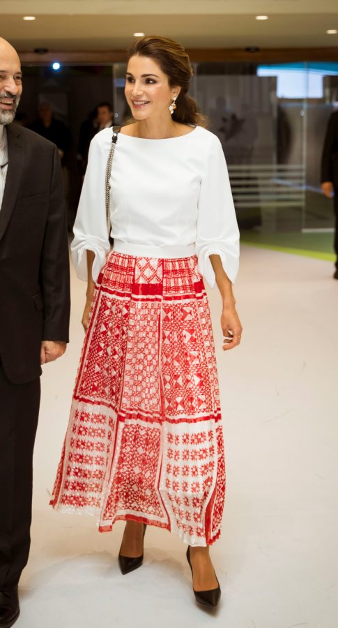 约旦王后拉尼娅（Queen Rania）长裙里穿肉丝踩尖头细高跟外出（第4张/共4张）
