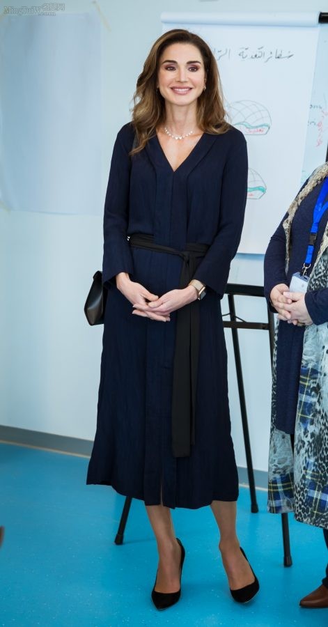 Queen Rania穿质感肉丝配性感细高跟亮相（第2张/共3张）