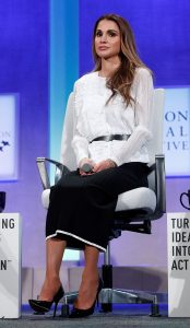约旦王后Queen Rania腿穿肉色丝袜配漆皮细跟恨天高太美了