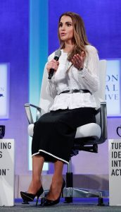 约旦王后Queen Rania腿穿肉色丝袜配漆皮细跟恨天高太美了