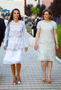 阳光照射下Queen Rania迷人的丝袜腿