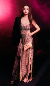 女歌手蔡依林穿开衩裙露出穿了紫色丝网袜的美腿（第1张/共11张）