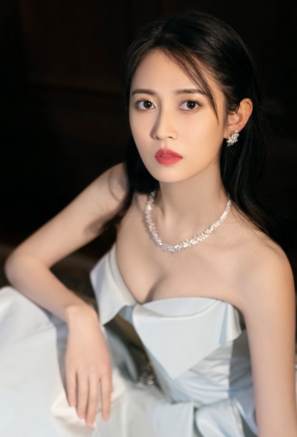 女明星陈钰琪穿复古低胸长裙努力挤出事业线(1/6)