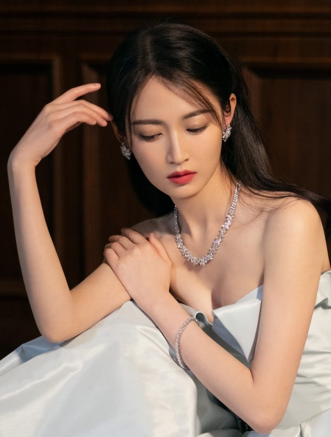 女明星陈钰琪穿复古低胸长裙努力挤出事业线(3/6)