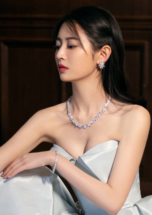 女明星陈钰琪穿复古低胸长裙努力挤出事业线(4/6)