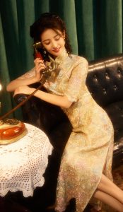 陈钰琪拍摄复古美照穿上旗袍展露迷人曲线