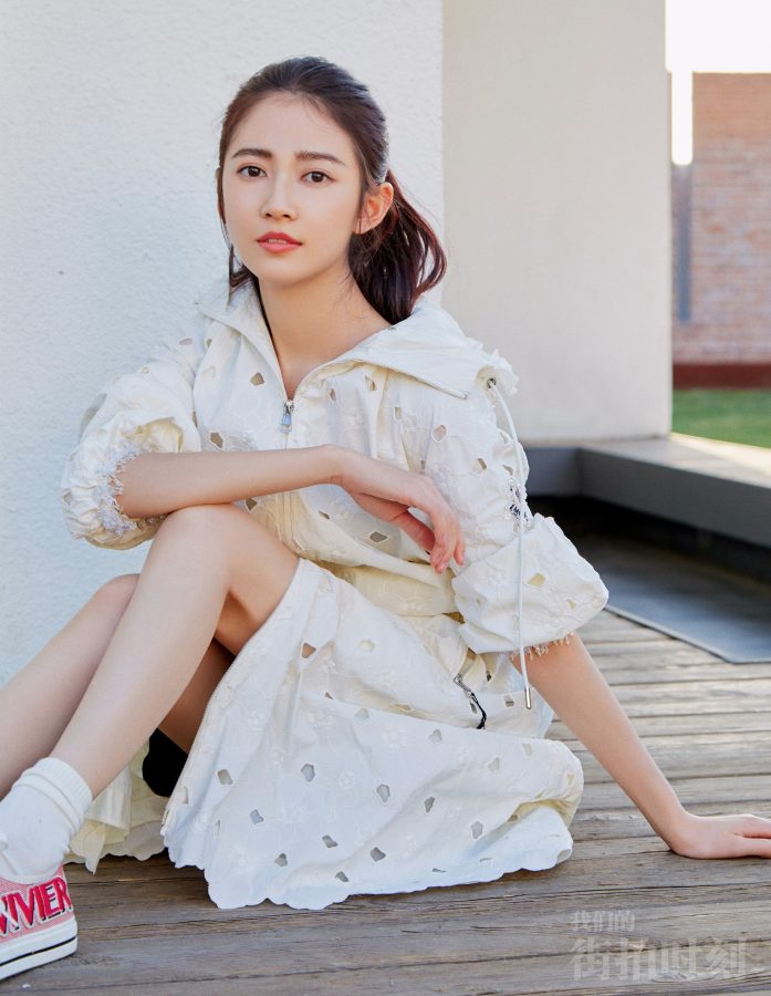 美少女陈钰琪白皙的少女腿穿一双粉色可爱运动鞋(3/4)