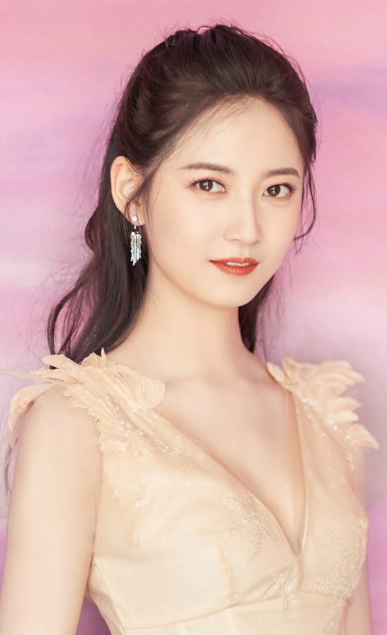 陈钰琪参加时尚美丽盛典穿深V秀美胸(1/12)