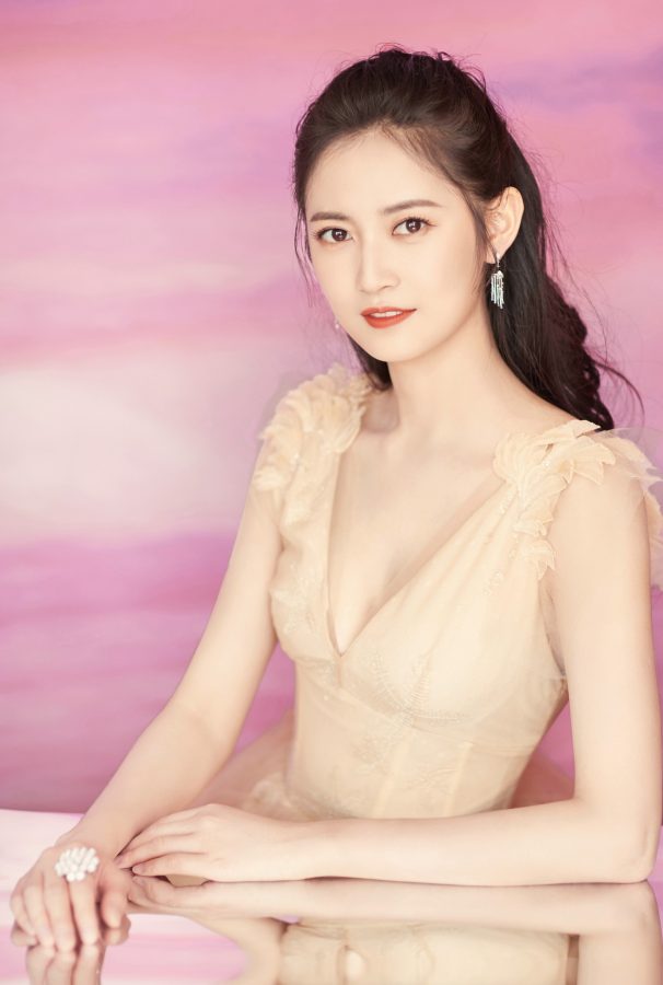 陈钰琪参加时尚美丽盛典穿深V秀美胸(2/12)