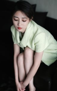 陈钰琪唯美写真，精致美颜和白滑细腿