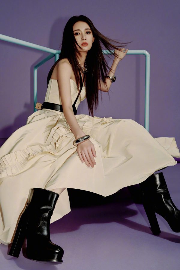 Photo blockbuster of female star Chen Yuqi's bamboo pole legs(6/6)