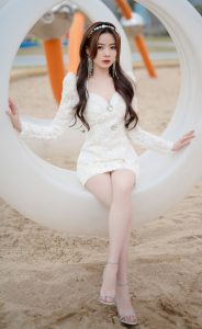 可爱的小姐姐陈卓璇身穿白色超短裙美腿交叉坐姿