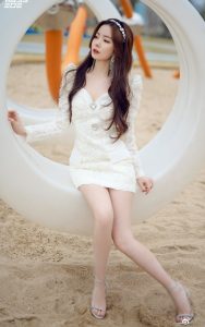 可爱的小姐姐陈卓璇身穿白色超短裙美腿交叉坐姿
