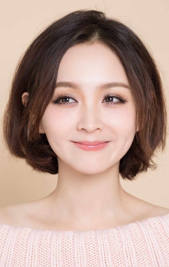 邓莎穿上粉色毛衣展示大腿白皙(3/4)