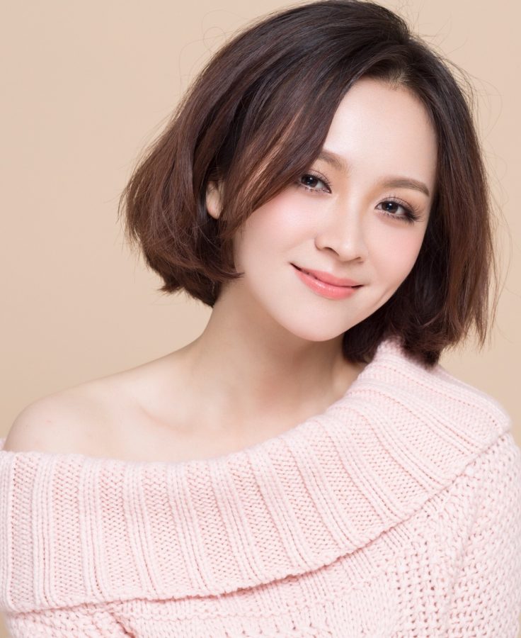 邓莎穿上粉色毛衣展示大腿白皙(4/4)