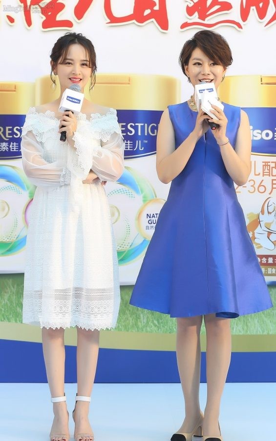 美素佳儿品牌活动上邓莎的凉鞋玉足和主持人刘敏的丝袜腿(1/3)