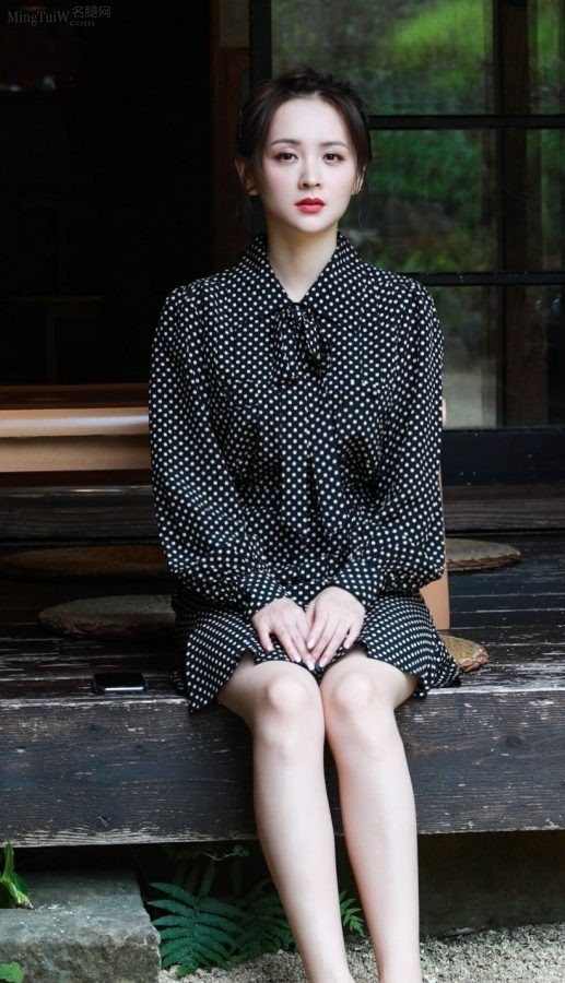 邓莎旅拍美照里涂了红指甲的美足(2/6)