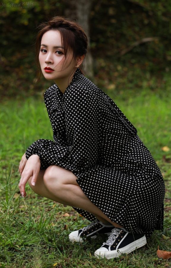 邓莎旅拍美照里涂了红指甲的美足(5/6)