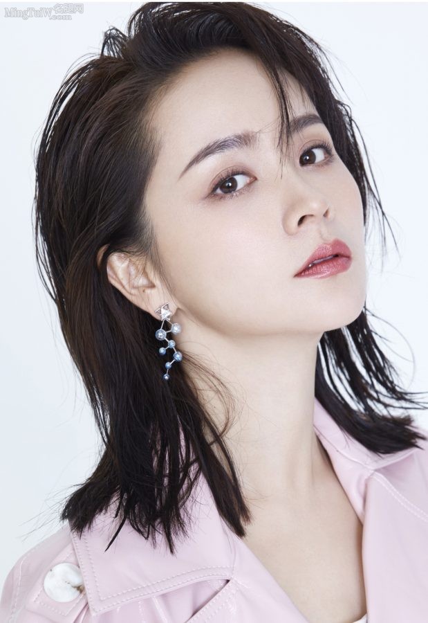 Sha Deng's beautiful legs wear stiletto sandals for a photo shoot for a magazine(5/5)