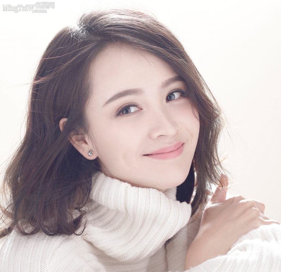甜美温柔的女明星邓莎拍摄美腿写真(4/4)