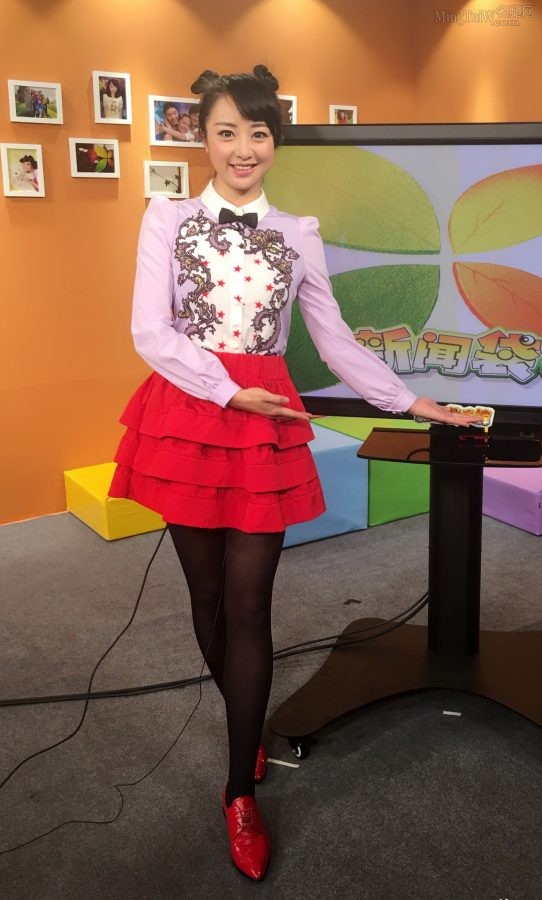 Beautiful host Du Yue's thin legs in black pantyhose(1/3)