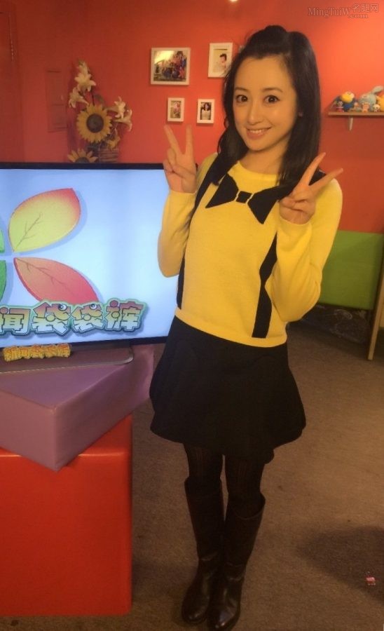 美女主持杜悦穿黑丝长靴录制《新闻袋袋裤》(4/4)