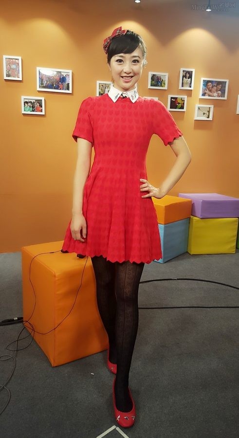 Photo of female host Du Yue in red dress and black pantyhose akimbo(1/2)