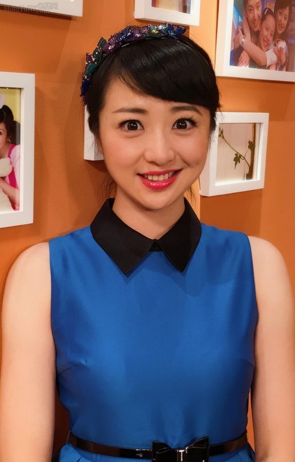 《新闻袋袋裤》美女主持杜悦纤细美腿踩高跟出镜(3/3)