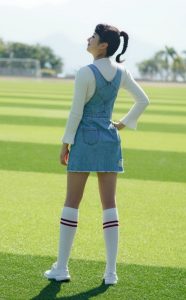 女主持人杜悦穿牛仔短裙运动袜在球场拍照片