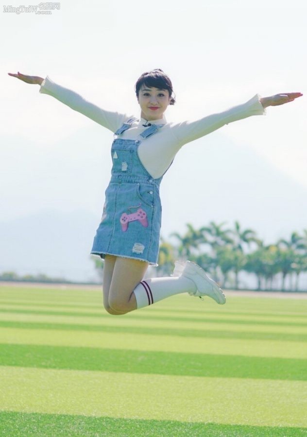 女主持人杜悦穿牛仔短裙运动袜在球场拍照片(5/5)