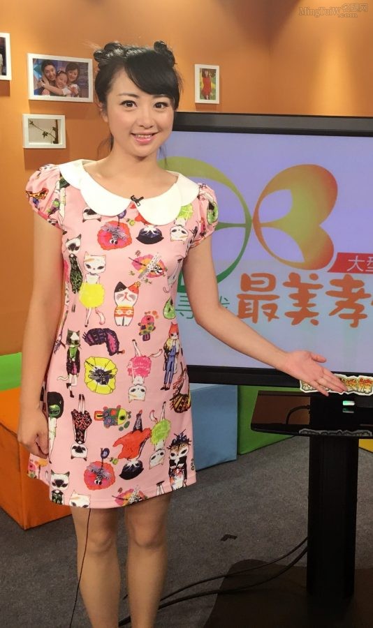 女主持人杜悦穿可爱短裙踩高跟秀腿(2/3)