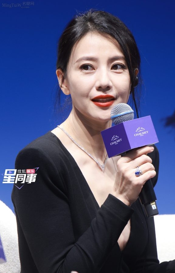Gao Yuanyuan wears a deep V black skirt with bright red lips, showing her mature charm(14/14)