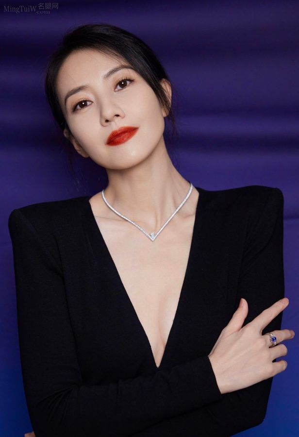 高圆圆身穿一条大深V黑裙配上鲜红色美唇尽显成熟魅力(2/14)