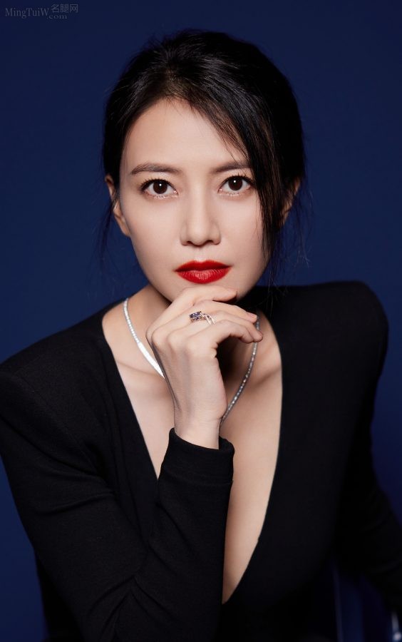 高圆圆身穿一条大深V黑裙配上鲜红色美唇尽显成熟魅力(4/14)