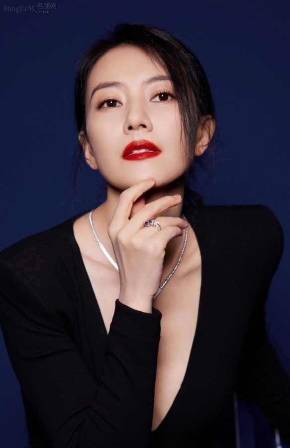 高圆圆身穿一条大深V黑裙配上鲜红色美唇尽显成熟魅力(5/14)