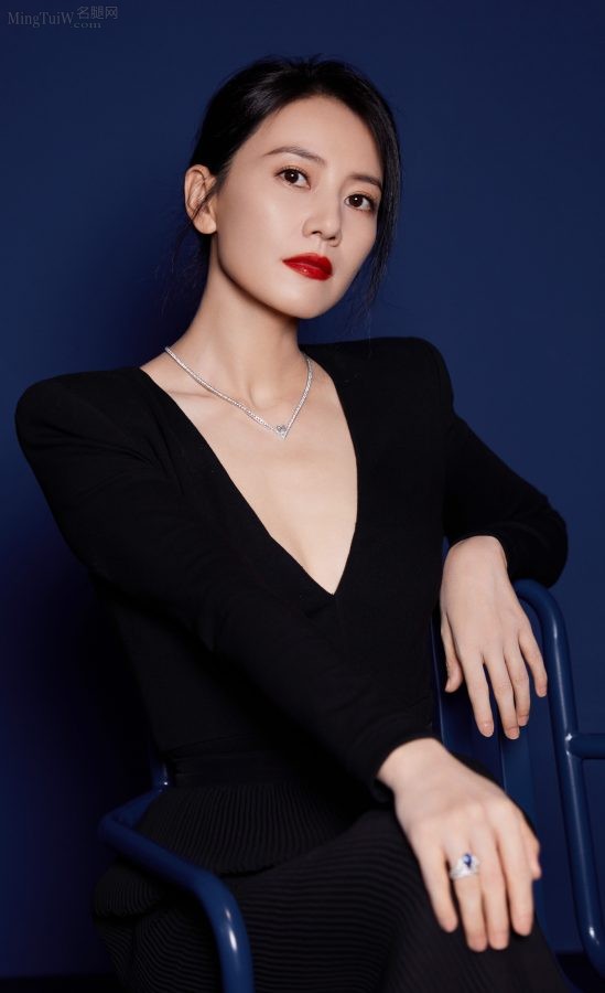 高圆圆身穿一条大深V黑裙配上鲜红色美唇尽显成熟魅力(7/14)
